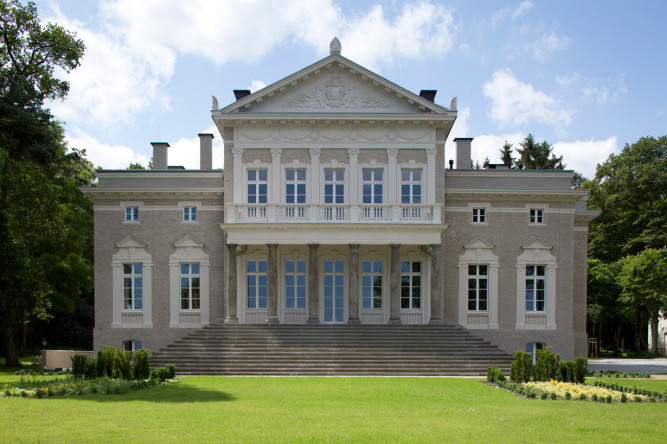 Manowce Palace